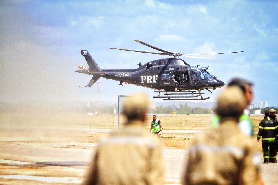 Um helicptero da Polcia Rodoviria Federal (PRF) foi usado no treinamento para o resgaste de vtimas   (Rmulo Chico/DP)