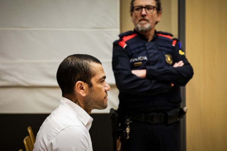 O jogador de futebol brasileiro Dani Alves observa o incio de seu julgamento no Supremo Tribunal de Justia da Catalunha, em Barcelona (Foto: JORDI BORRAS / POOL / AFP)