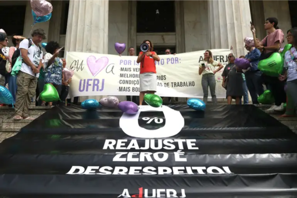 Docentes sentiram 'esnobao' por parte do Governo Federal (Crdito: Tnia Rgo/Agncia Brasil)