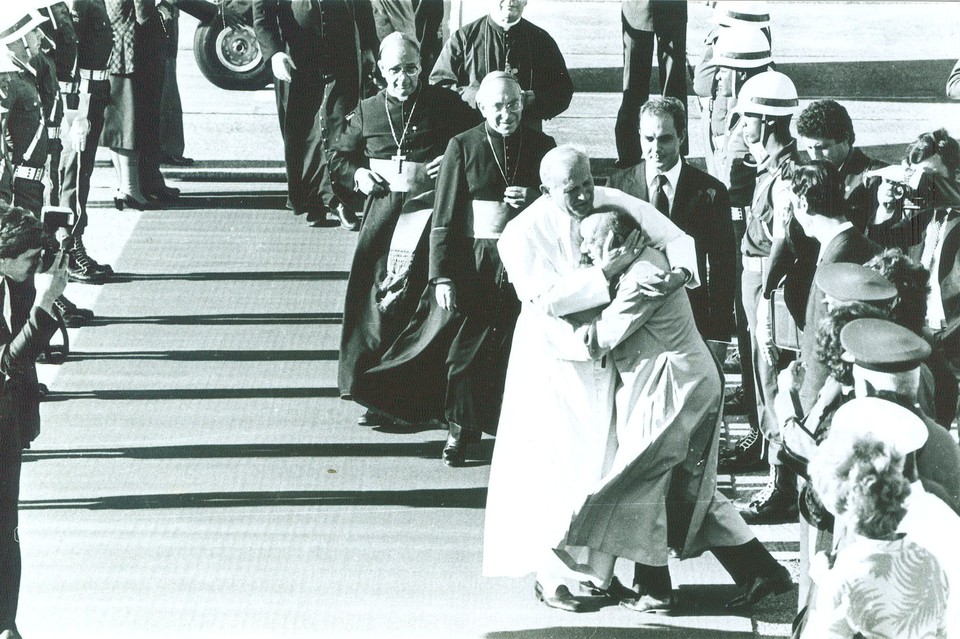 A visita do Papa (Joo Paulo 2) ao Recife, recebido por dom Helder Cmara, em 7 de julho de 1980 (Foto: Arquivo/DP)