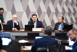 
Senadores reunidos na CCJ nesta quarta 
