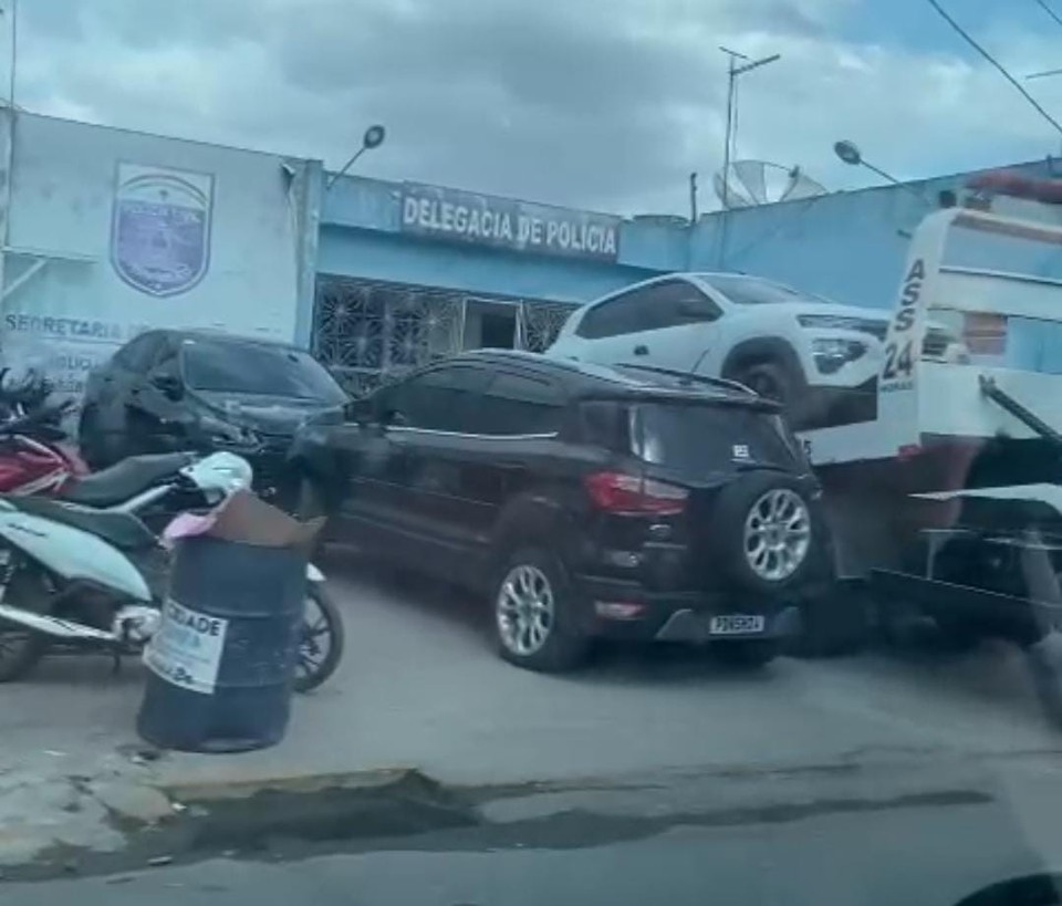 Durante a abordagem dos policiais, o condutor de um dos carros, identificado como Jonas Nascimento, teria fugido do local levando consigo a chave do veculo, que ficou trancado (Foto: Reproduo/Whatsapp)