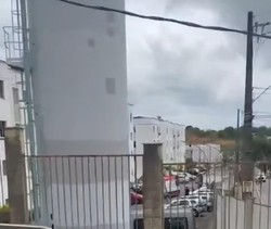 
A bala disparada pelo homem atingiu a janela de um dos apartamentos e uma moradora ficou ferida com os estilhaos