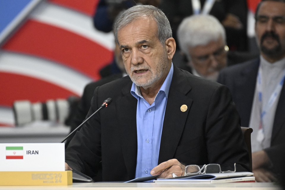 O presidente do Ir, Masoud Pezeshkian, participa da reunio estendida da cpula do BRICS em Kazan, na Rssia (Foto: Alexander NEMENOV / POOL / AFP)