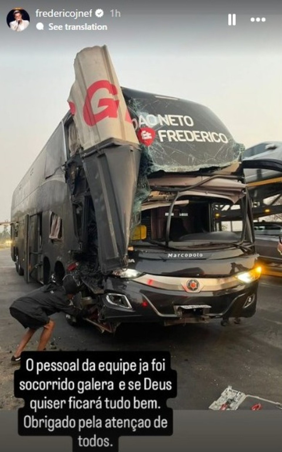 O cantor Frederico compartilhou uma foto do nibus com a frente destruda (Crdito: Reproduo/Instagram)