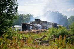 Dezenas de cavalos morreram em incndio de estbulo na Frana (Crditos:  Lou Benoist/AFP)