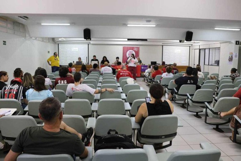  (De acordo com o Sinasefe, o fim da greve foi aprovado em assembleia, com um placar de 98 votos a favor, 6 contrrios e 9 abstenes - (crdito: SINASEFE/Divulgao)
)