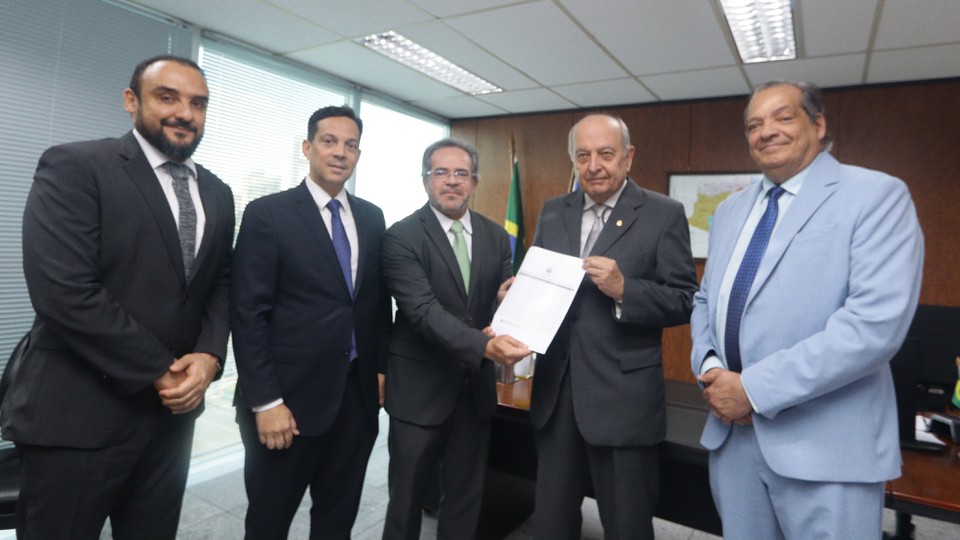 Documento foi entregue ao presidente do TRE-PE, o desembargador Cndido Saraiva, pelo presidente e vice-presidente do TCE-PE, os conselheiros Valdecir Pascoal e Carlos Neves. (Priscilla Melo/DP Foto)