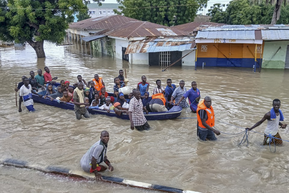 Pessoas afetadas pelas enchentes so escoltadas pelas enchentes em um barco militar em Maiduguri (Foto: AUDU MARTE / AFP)