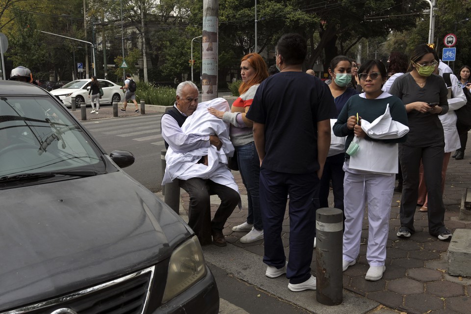 Terremoto provocou cenas de pnico na capital do Mxico (foto: RODRIGO ARANGUA / AFP)