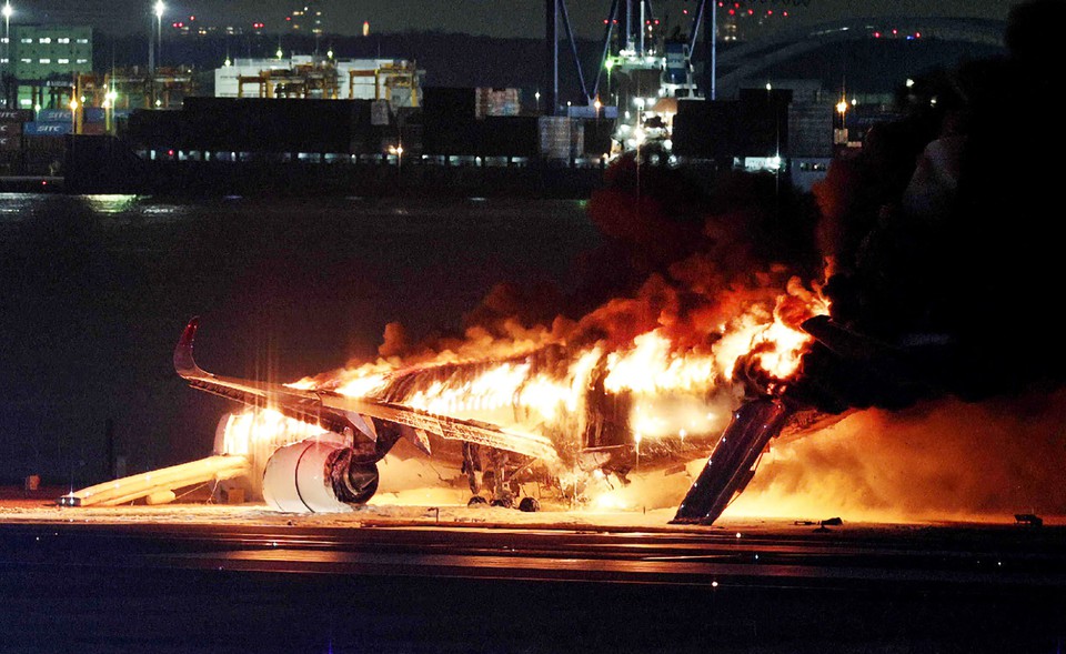 Esta foto fornecida pela Jiji Press mostra um avio da Japan Airlines pegando fogo na pista do aeroporto de Haneda, em Tquio, em 2 de janeiro (Crdito: STR / JIJI PRESS / AFP)