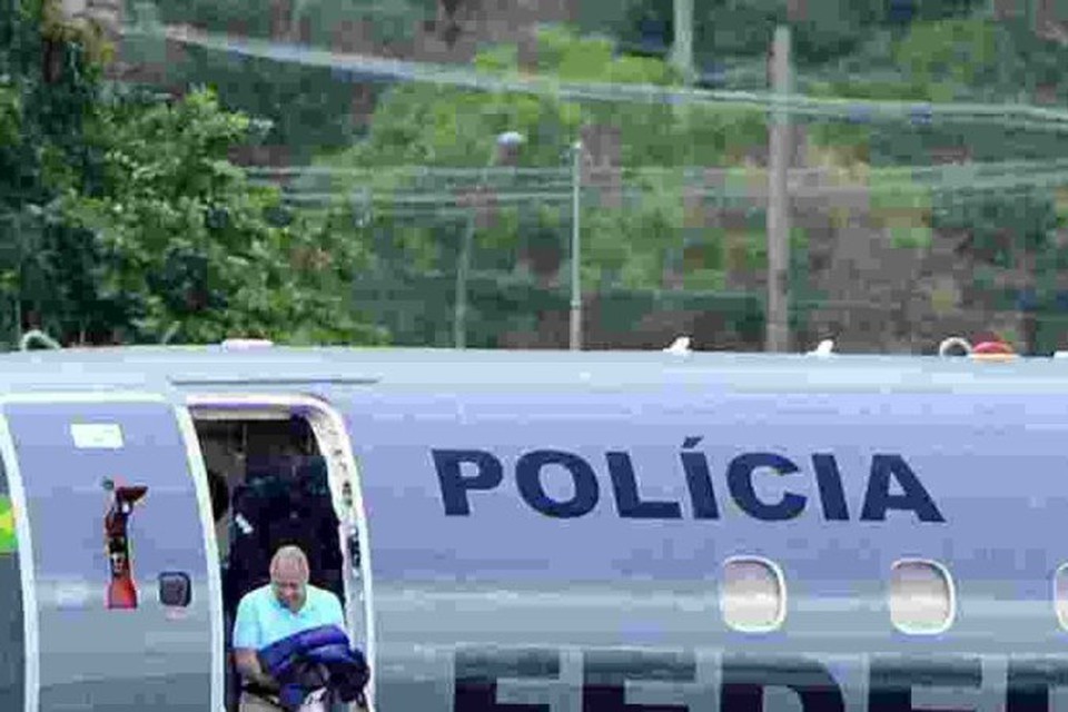 Acusados de mandantes do assassinato da vereadora e do motorista desembarcaram, ontem, em Brasilia, e foram transferidos para a cadeia (Foto: Marcelo Ferreira/CB/D.A Press)