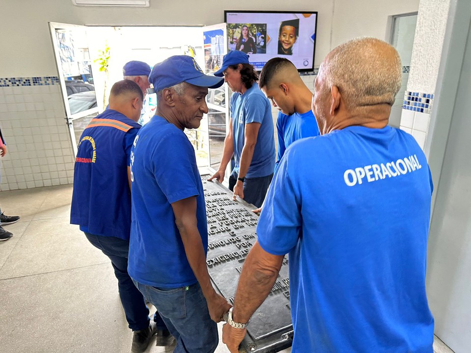 Placa recuperada foi carregada por vrios funcionrios da prefeitura  (Foto: Rafael Vieira/DP)