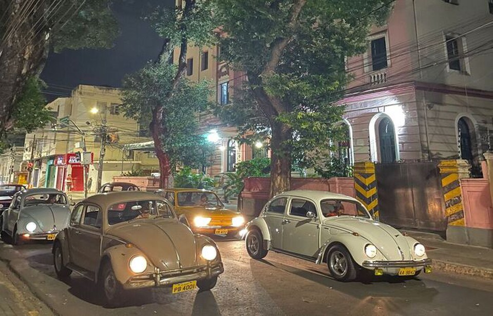  (Carros aguardando no incio da Av. Manoel Borba, em frente ao Hotel Central, para take em frente  Padaria Santa Terezinha, alguns metros  frente. Foto: Andr Guerra)