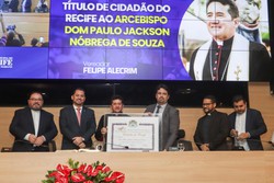 m cerim�nia marcada por emo��o e muita f�, o arcebispo foi agraciado por parlamentares e convidados, no plen�rio do Poder Legislativo Municipal