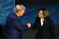 Kamala aparece  frente de Trump em nova pesquisa; confira (Crdito: SAUL LOEB / AFP / AFP)