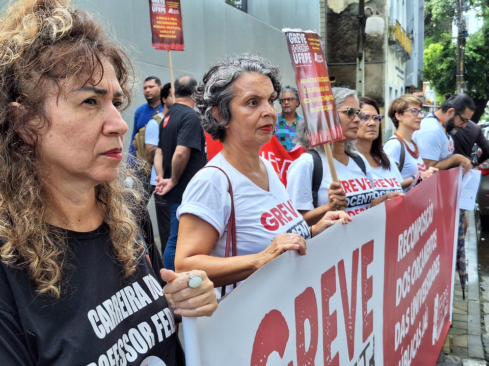 Durante o protesto, os participantes estaro com faixas, cartazes e bandeiras com palavras de ordem pelo reajuste salarial (Foto: Divulgao Aduferpe )