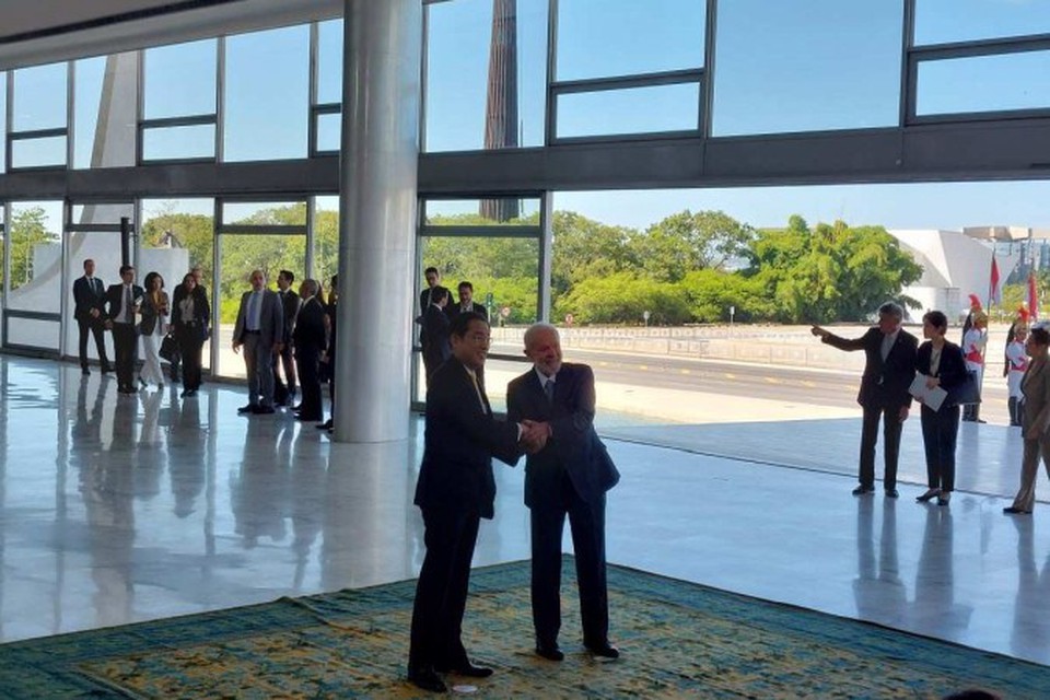 
Presidente Lula e o primeiro-ministro do Japo, Fumio Kishida, posam para fotos antes de reunio no Palcio do Planalto (foto: Victor Correia/CB/D.A. Press)