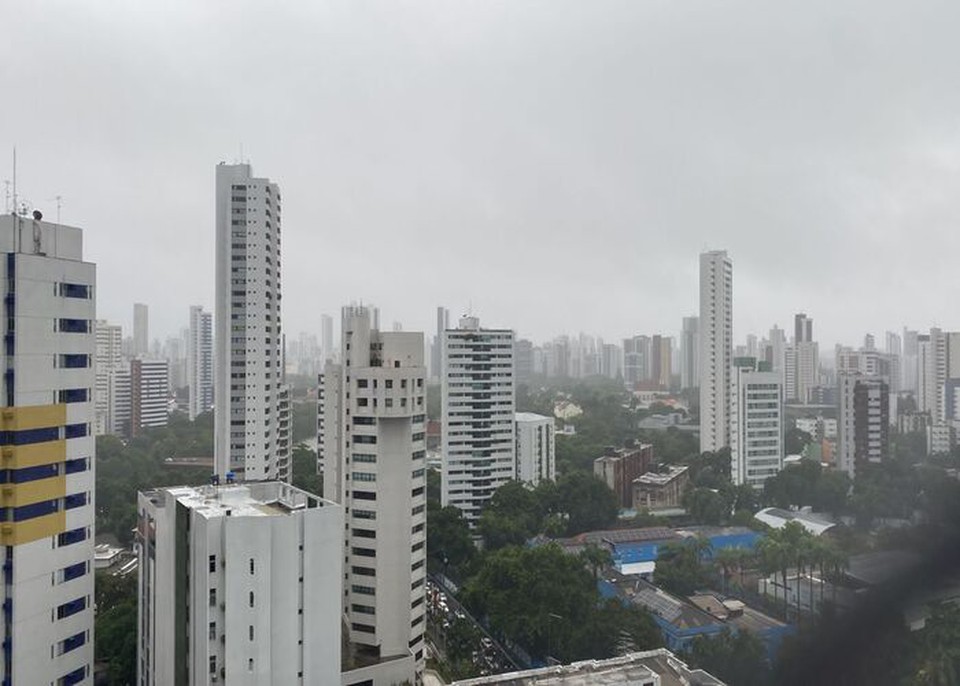  A população deve ficar atenta e tomar alguns cuidados em casos de rajadas de ventos que podem resultar em queda de galhos e descargas elétricas (Foto: Aimé Kyrillos/DP)