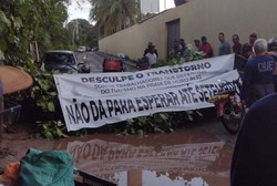 Trabalhadores realizam protesto e fecham estrada de Muro Alto na manh desta tera (2) (Foto: Reproduo/Redes Sociais)