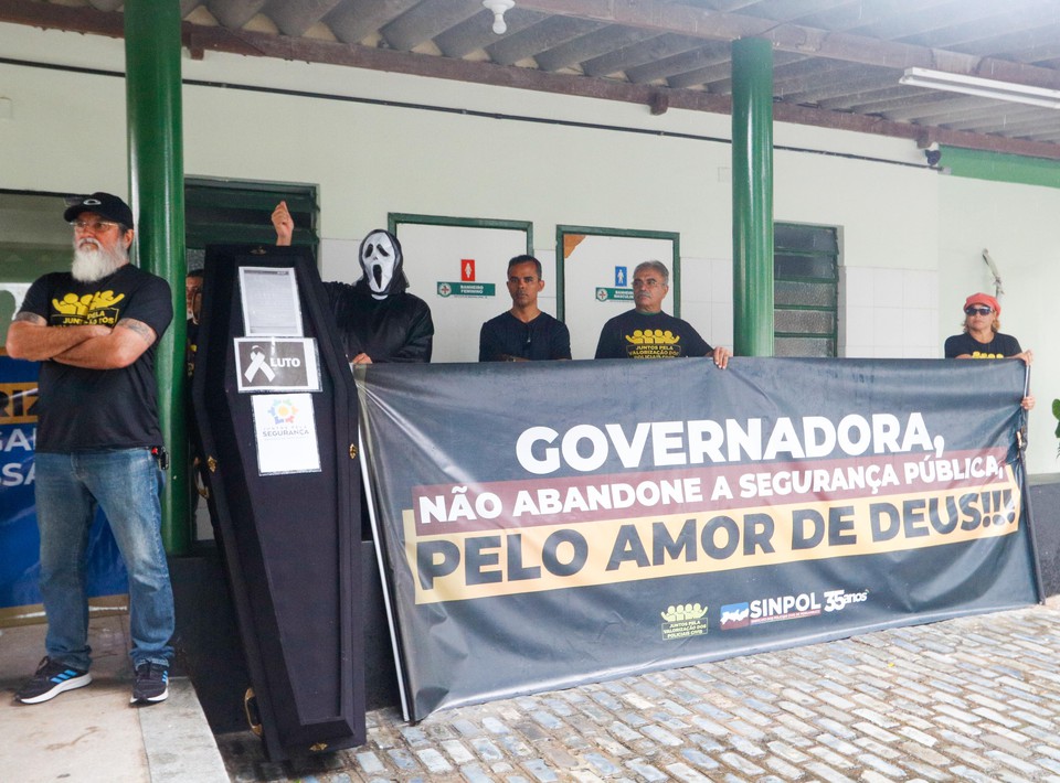 Caixo e faixa foram levados para a sede do IML, no Recife  (Foto: Marina Torres/DP)