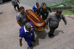 Deputado Jos Patriota  velado na Alepe em cerimnia marcada por muita emoo (Foto: Rafael Vieira/DP)