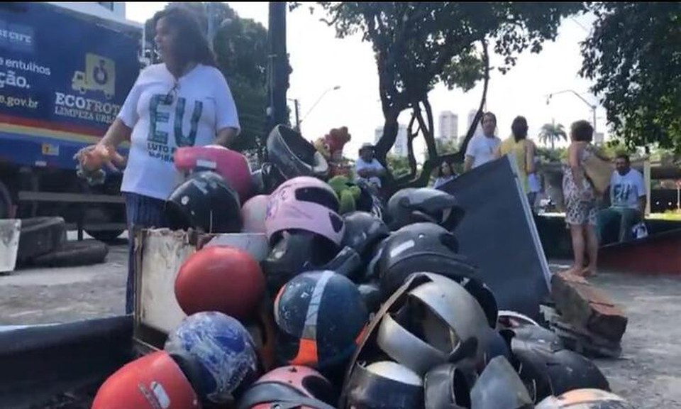 As toneladas de lixo retiradas do Capibaribe representam uma variedade de objetos, desde garrafas plsticas e sacos de lixo e capacetes (Foto: Aim Kyrillos/Esp DP foto)