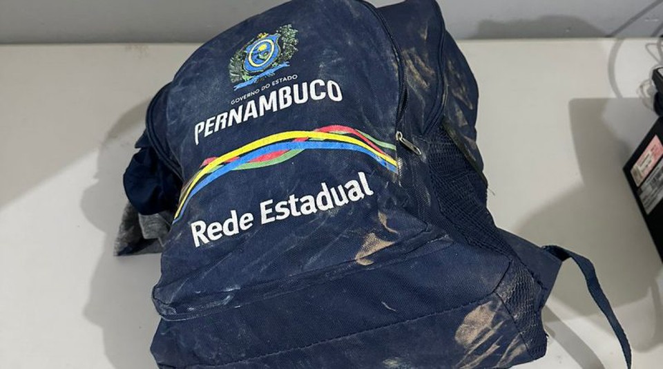 Mochila responsvel pela identificao do suspeito contm braso e nome do Governo de Pernambuco. (Foto: Divulgao/PMPB)