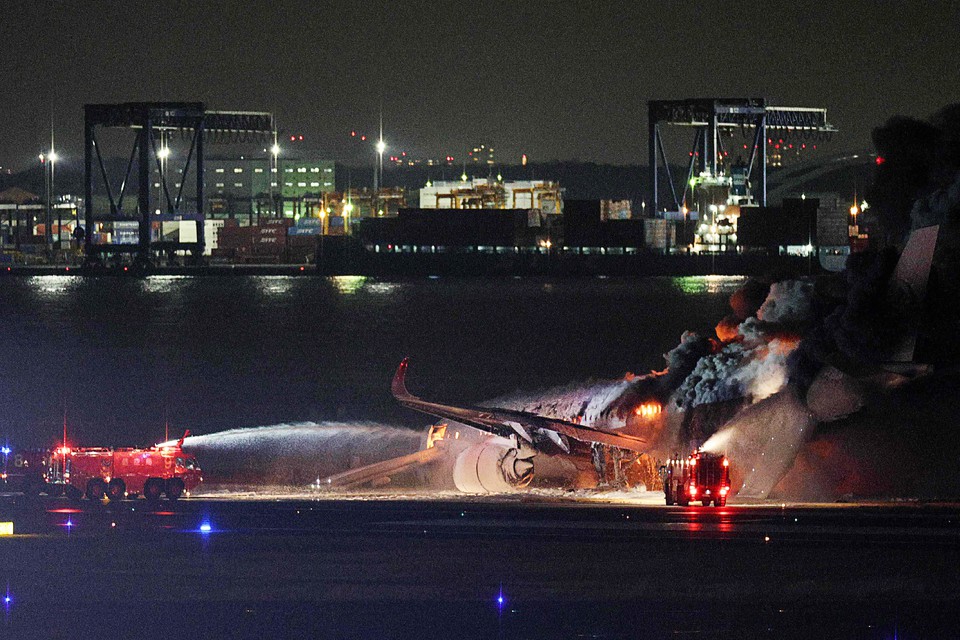 Dois avies se colidiram no Aeroporto de Tquio (Crdito: STR / JIJI PRESS / AFP)