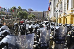 Vdeo: militares tentam derrubar porta do palcio presidencial em La Paz, na Bolvia  (foto: AIZAR RALDES / AFP)