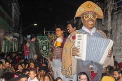 Quando Carnaval e So Joo se encontram: evento em Olinda tem bonecos gigantes com roupa matuta, frevo e forr (Foto: Divulgao)