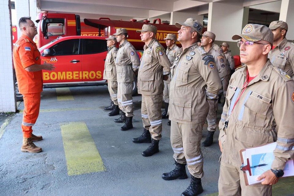 O Governo do Estado vem realizando investimentos no Corpo de Bombeiros e, em abril, entregou 14 novas viaturas para cobertura de operaes e 14 motos de salvamento aqutico com reboque (Foto: Divulgao)