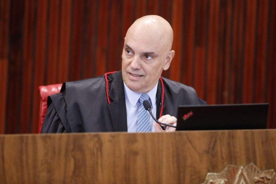 
Por ser relator dos processos no Supremo contra o ex-presidente, ministro tornou-se um alvo permanente dos bolsonaristas radicais  (foto: Alejandro Zambrana/Secom/TSE)