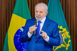 Mais cedo, Lula pediu um minuto de silncio em solidariedade s vtimas 