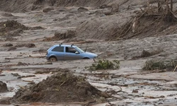 A barragem pertencia  Samarco, uma joint-venture da brasileira Vale com a subsidiria da BHP no Brasil, a BHP Brasil