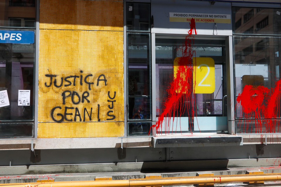 Faixa pede justia para a morte de Gean  (Foto: Marina Torres/DP)