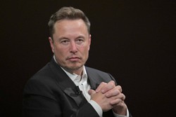 Incmodo de investidores levou a recuo de Elon Musk com o X no Brasil (A plataforma de Musk foi multada em R$ 18 milhes por conta do descumprimento das decises, mas se recusou a pagar os dbitos - (crdito: (Photo by Alain JOCARD / AFP))
)