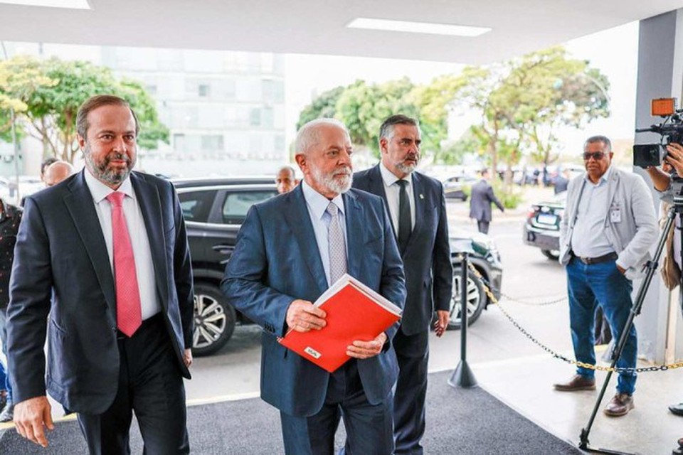 
Lula, Alexandre Silveira e Paulo Pimenta, durante reunio do Conselho Nacional de Poltica Energtica, na sede do Ministrio de Minas Energia (foto: Ricardo Stuckert/PR)