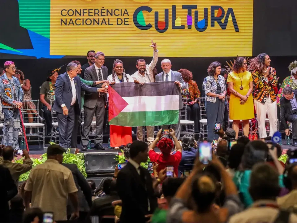 O presidente posou ao lado da ministra da Cultura segurando a bandeira da Palestina (foto: Valter Campanato/Agncia Brasil)