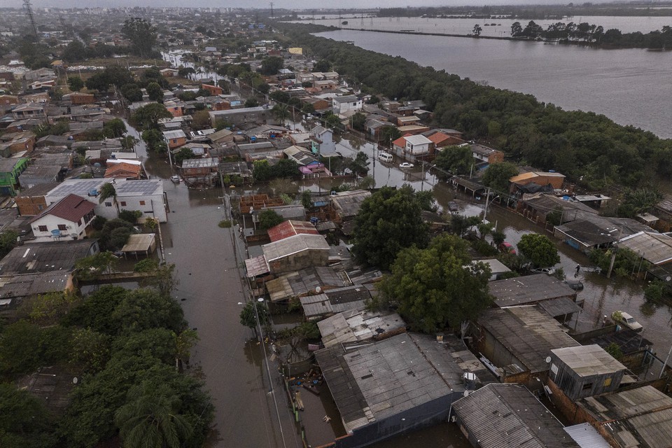 Segundo a MetSul, o volume de chuva deve provocar uma nova alta dos rios, mas com repique de cheia menor (foto: NELSON ALMEIDA / AFP)