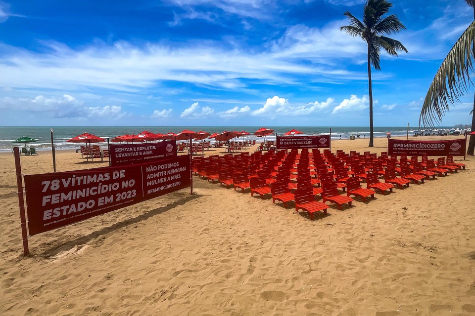Banquinhos vermelhos foram colocados em Boa Viagem  (Foto: Rafael Vieira/DP)