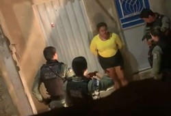 Quando os policiais militares chegaram na residncia, prenderam a suspeita em flagrante