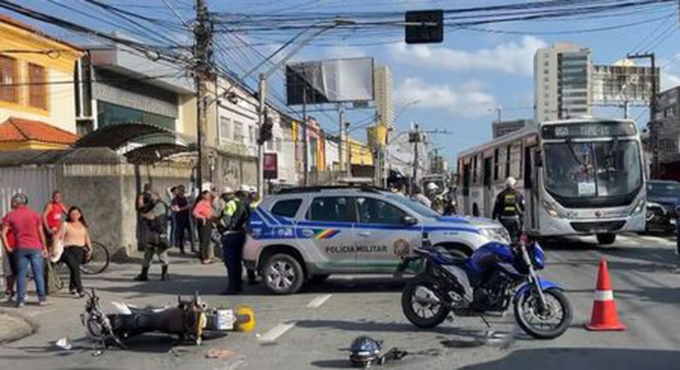  Duas faixas esto interditadas e agentes da Autarquia de Trnsito e Transporte Urbano do Recife (CTTU) esto no local orientando os motoristas (Foto: Reproduo/TV Globo)