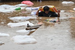 Inundaes deixam mais de 140 mortos no Nepal (foto: PRAKASH MATHEMA / AFP

)