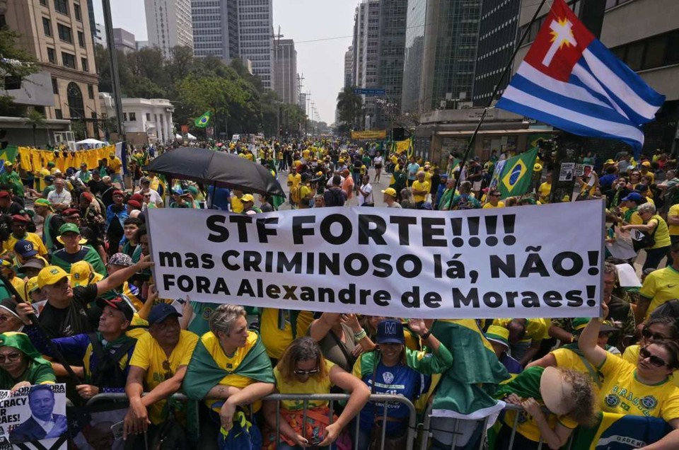 Com frases em ingls, ''porque o mundo todo est nos assistindo'', o deputado Gustavo Gayer (PL-GO) foi um dos primeiros a falar nas manifestao (Foto: Nelson Almeida/AFP)