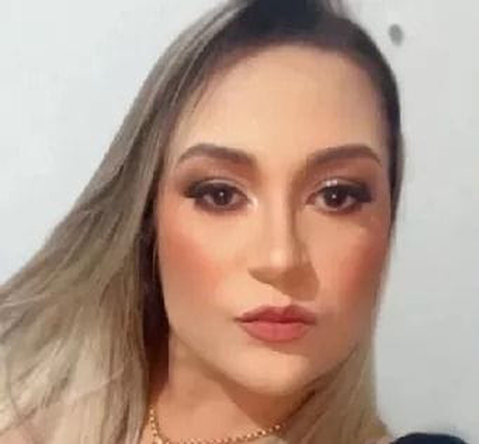 A vtima fatal, identificada como Eline Ferreira da Silva, de 34 anos, foi atingida por cinco disparos de arma de fogo e morreu dentro do veculo em que conduzia, em Garanhuns, no sbado (23) (Foto: Reproduo/Redes Sociais )