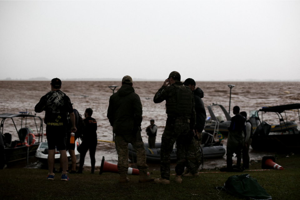 Voluntrios e oficiais de servio recuperam equipamentos e barcos do Lago Guaba enquanto uma tempestade se aproxima de Porto Alegre, Rio Grande do Sul (Crdito: ANSELMO CUNHA / AFP)