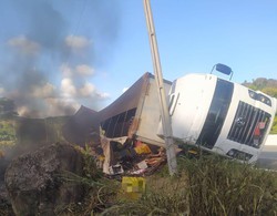 Carreta levando cerveja tomba na BR-101, no Cabo, e carga  saqueada (Foto: Arquivo/PRF)