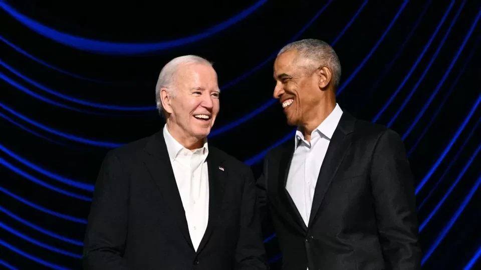 O presidente Joe Biden e o ex-presidente Barack Obama (Foto: Mandel Ngan/AFP)