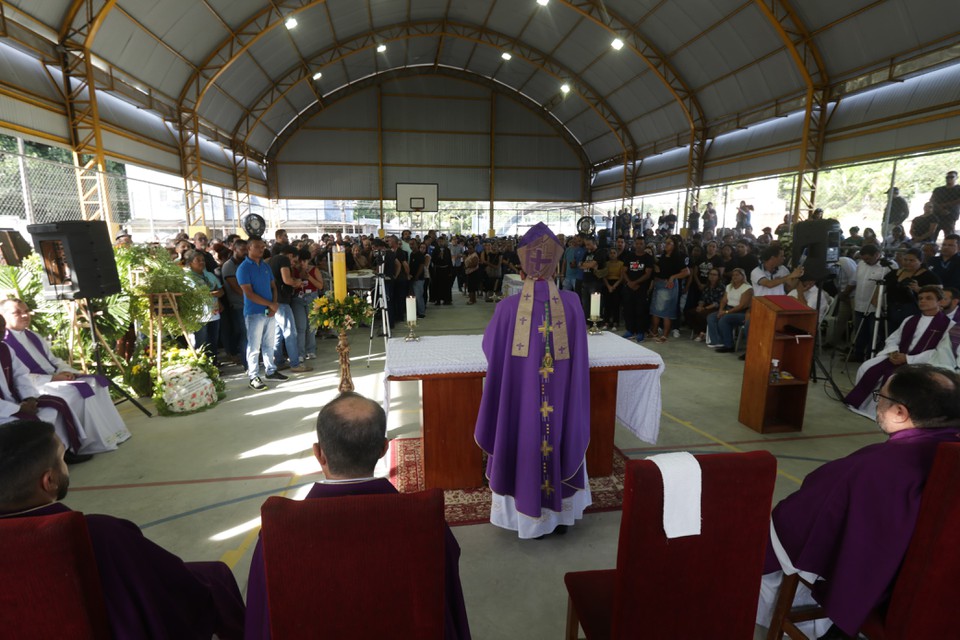 A missa de corpo presente de Edson e Amauri est sendo celebrada pelo arcebispo de Olinda e Recife, Dom Paulo Jackson (Foto: Priscilla Melo/DP)